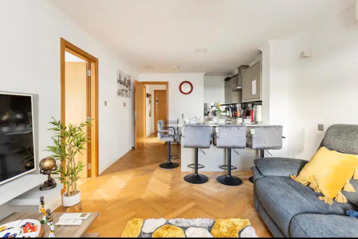 Stunning 2 Bedrooms, 2 Bathrooms Flat. * Londres