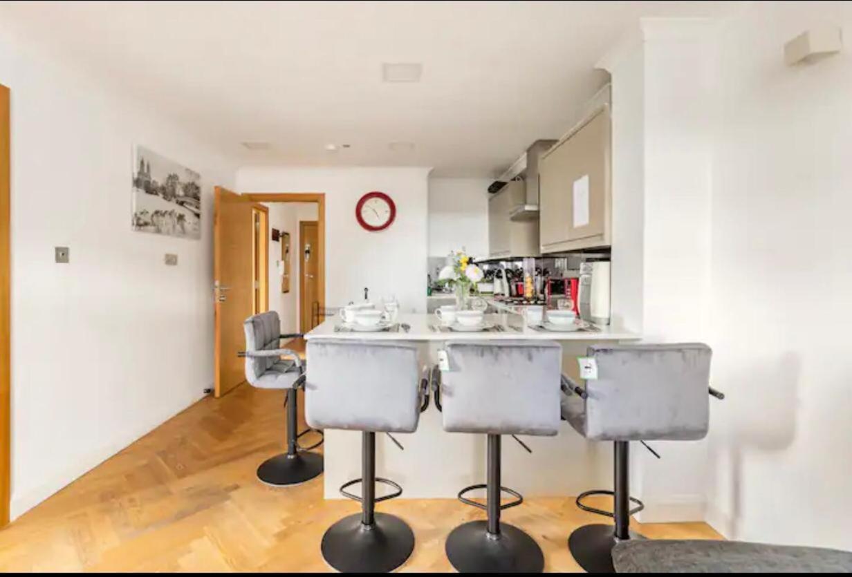 Stunning 2 Bedrooms, 2 Bathrooms Flat. Apartamento *