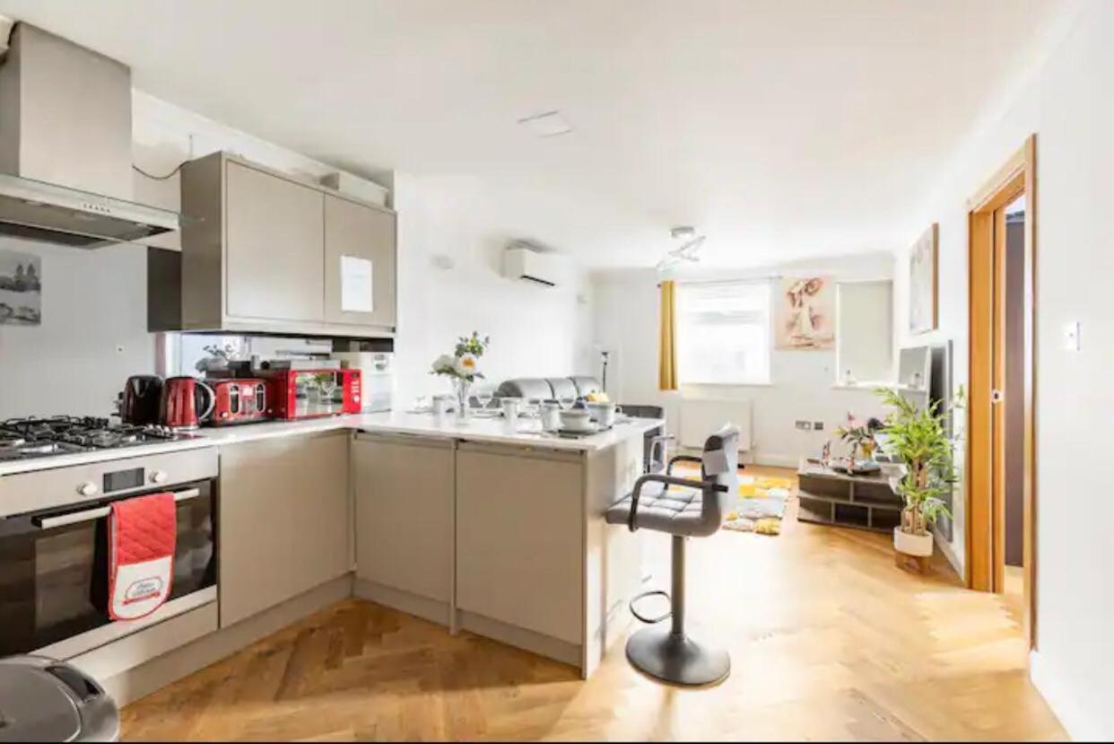 Stunning 2 Bedrooms, 2 Bathrooms Flat. *