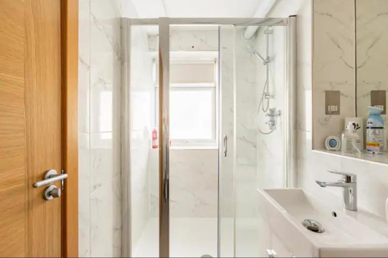 Stunning 2 Bedrooms, 2 Bathrooms Flat. * Londres
