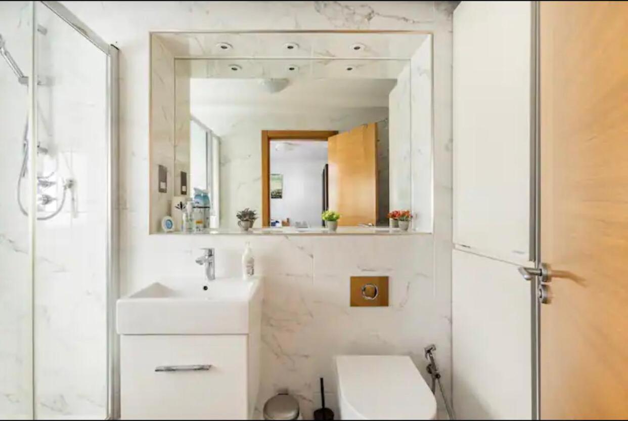 Stunning 2 Bedrooms, 2 Bathrooms Flat. Apartamento *