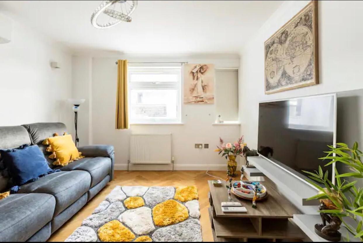 Stunning 2 Bedrooms, 2 Bathrooms Flat.
