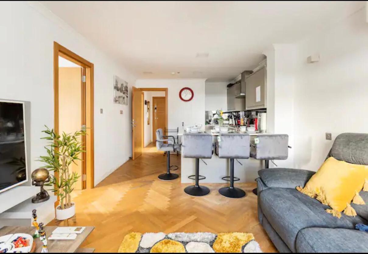 Stunning 2 Bedrooms, 2 Bathrooms Flat. Apartamento *