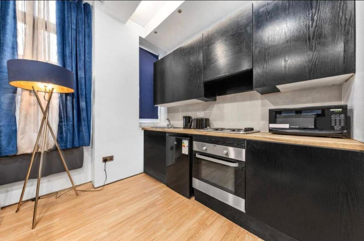 Two Bedroom Flat Opposite To Harrods Kb15