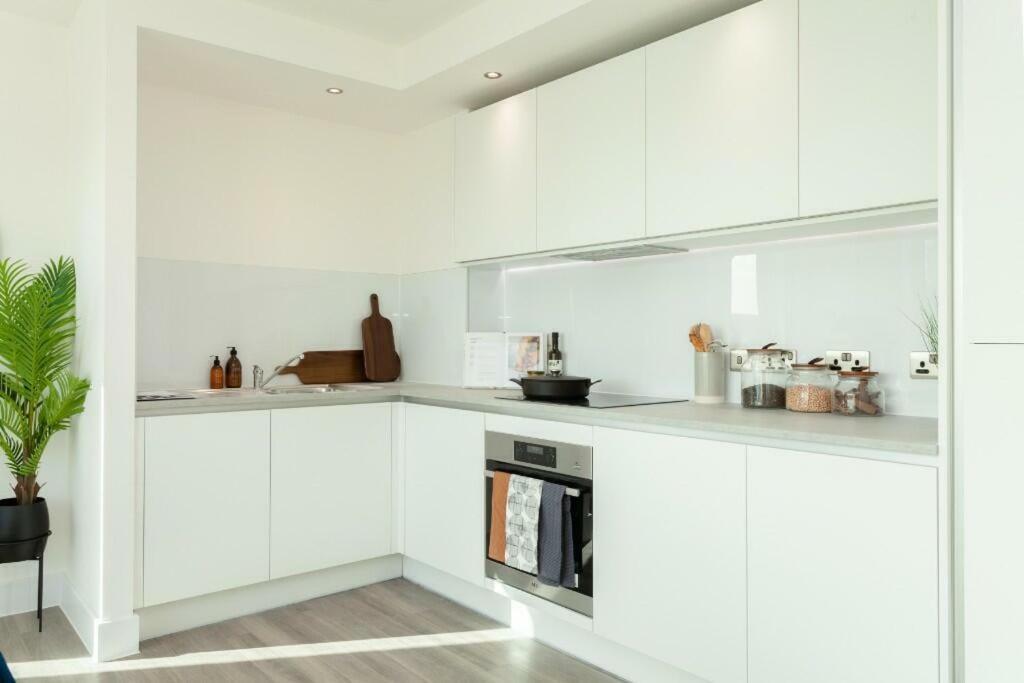 Apartment 1br Gem In Shared Near O2 Arena & Excel With Patio, Private Bath, Free Parking & Garden *