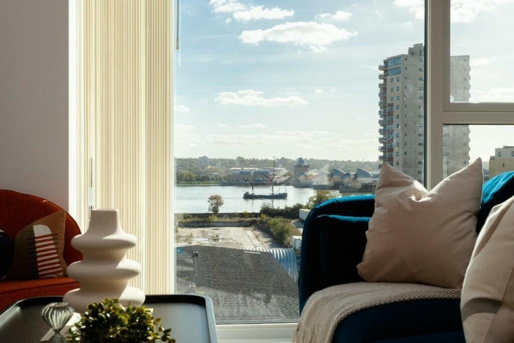 Apartment 1br Gem In Shared Near O2 Arena & Excel With Patio, Private Bath, Free Parking & Garden *