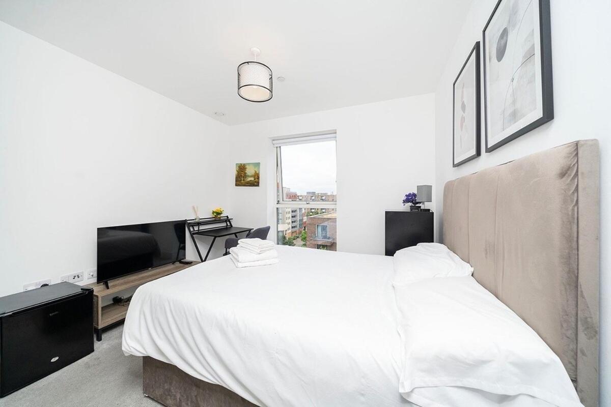 Apartment 1br Gem In Shared Near O2 Arena & Excel With Patio, Private Bath, Free Parking & Garden London
