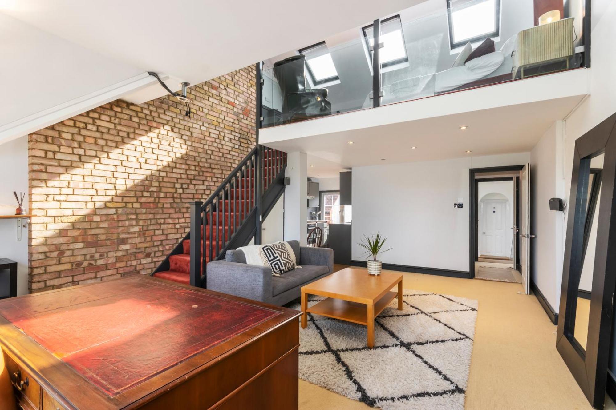 Designer 1 Bed Loft Apartment, Sw16 *