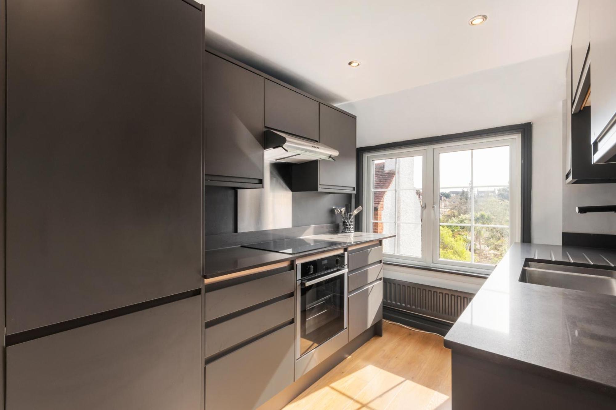 Designer 1 Bed Loft Apartment, Sw16 * London