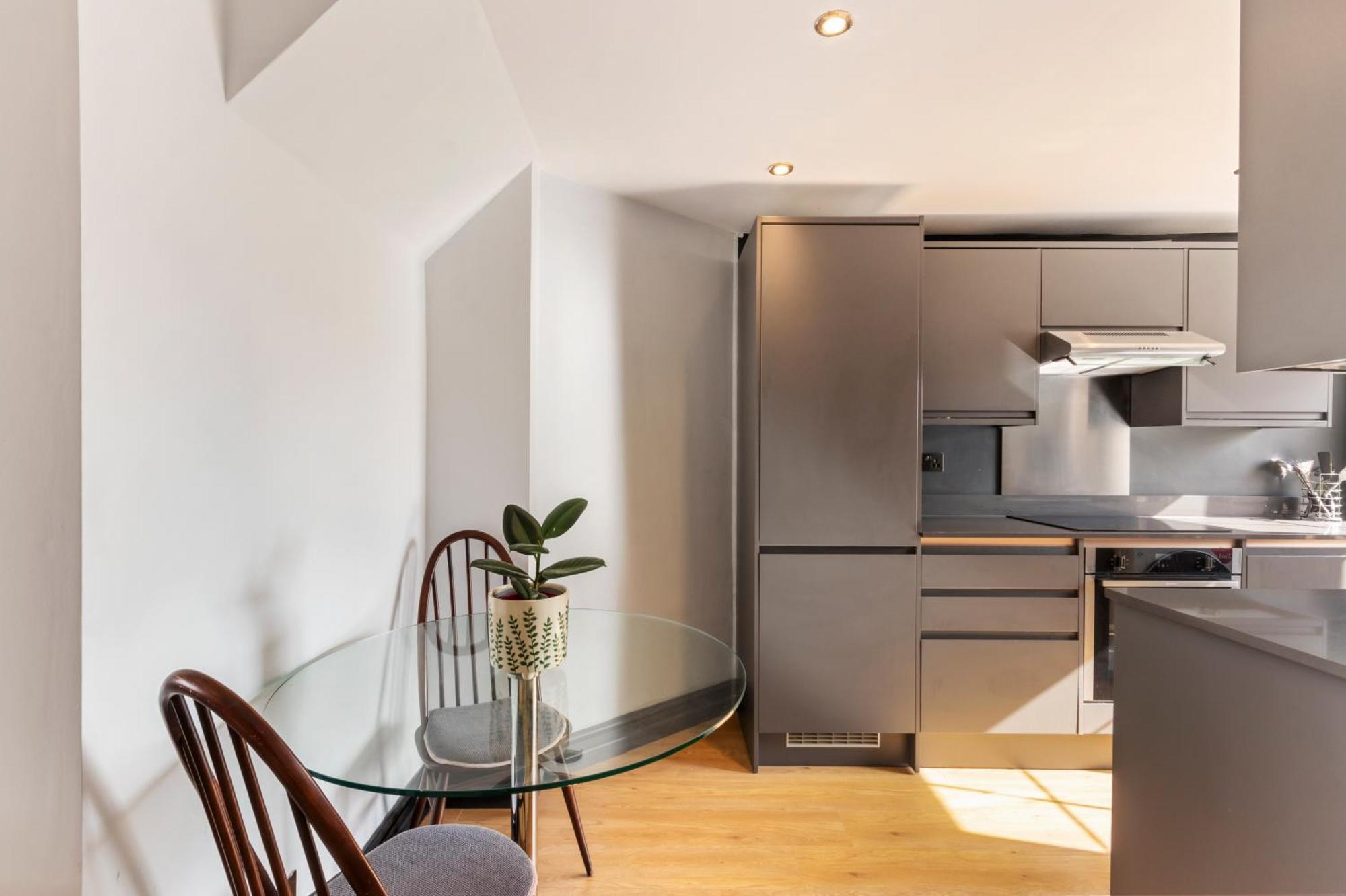 Designer 1 Bed Loft Apartment, Sw16 * London