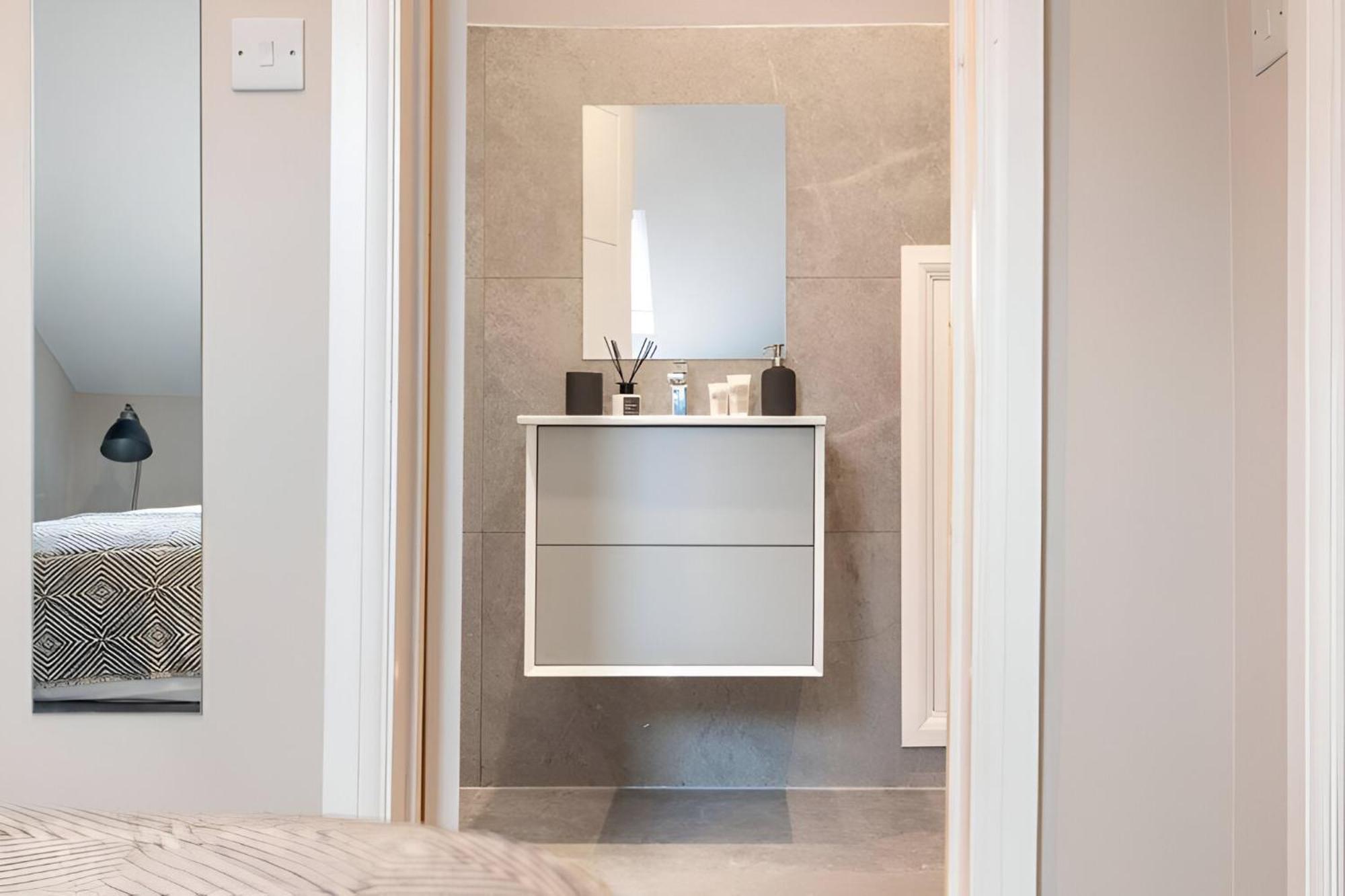Earthy Elegance Stylish 4br For Urban Escapes Londen
