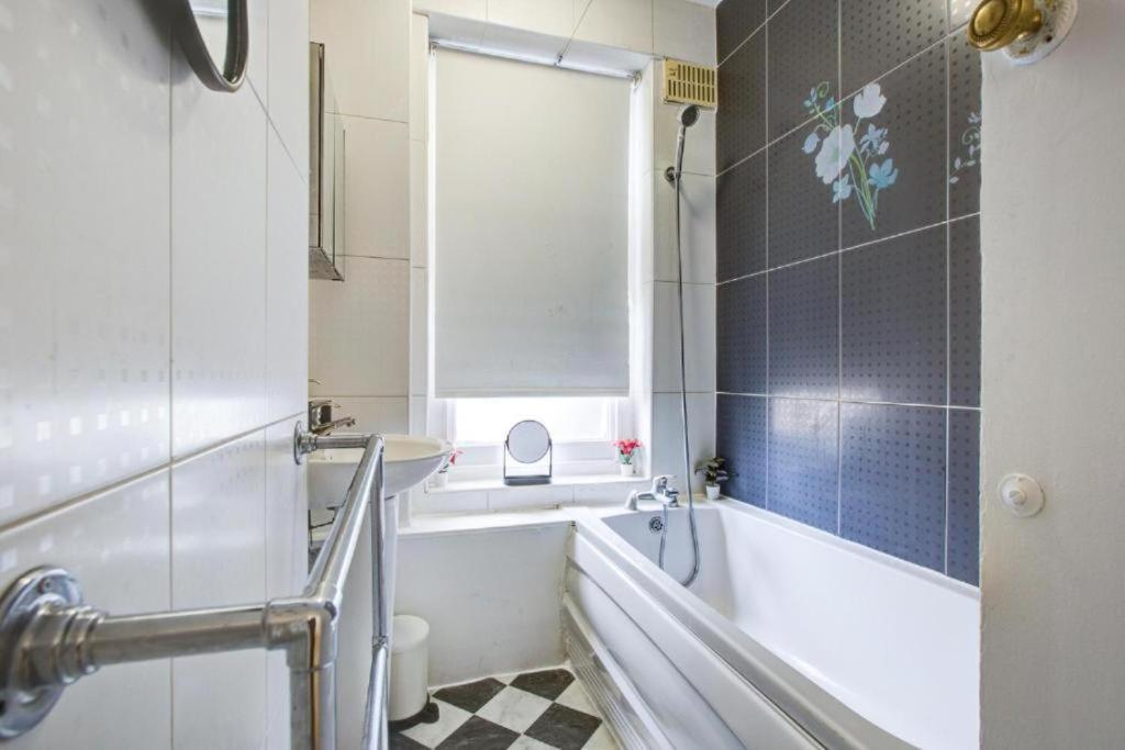 Comfortable Family Near Oxford Street London