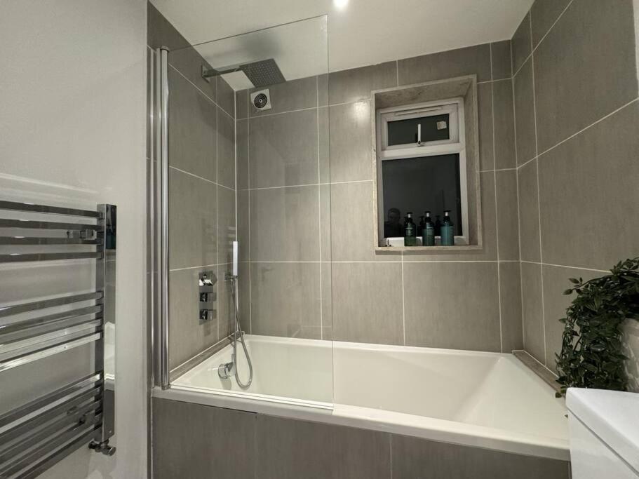 Luxxe 2br 2ba Duplex 5 Mins From Hither St - 65c * Londres