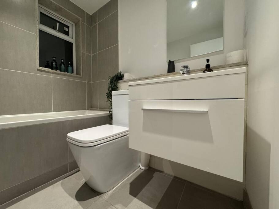 Luxxe 2br 2ba Duplex 5 Mins From Hither St - 65c * Londres