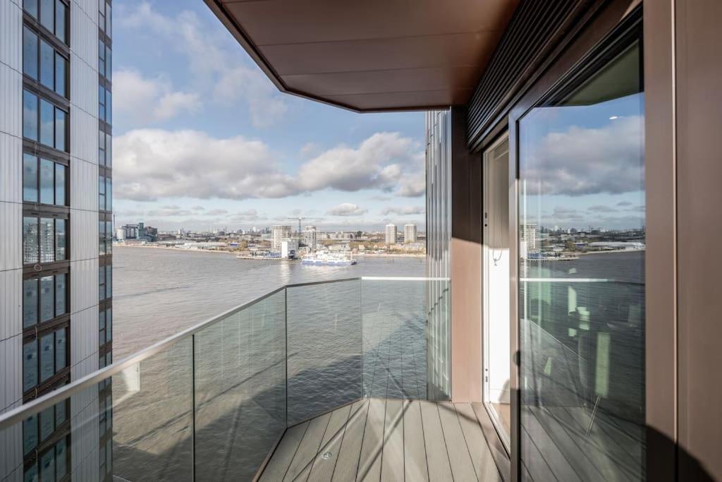Brand New Royal Arsnal Riverside * Londres