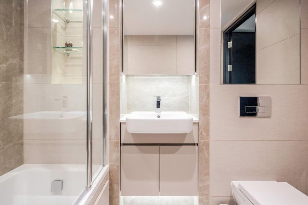 Brand New Royal Arsnal Riverside Londres