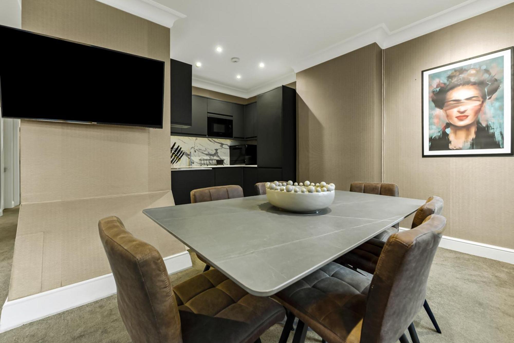 Mayfair With Private Terrace- 2 Bed Apartment London