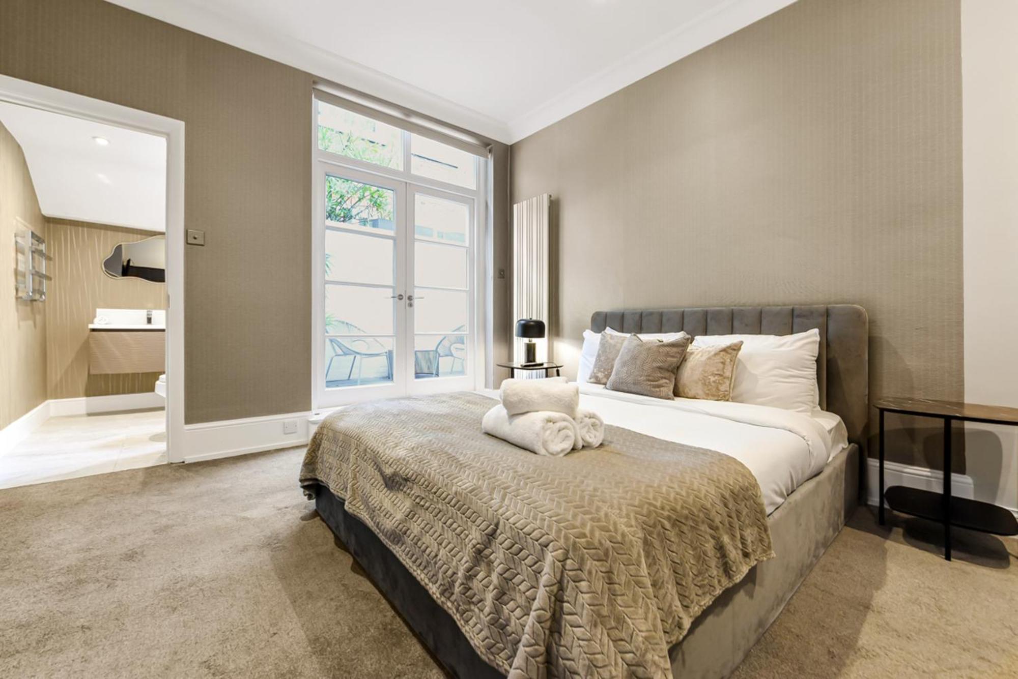 Mayfair With Private Terrace- 2 Bed Apartment *