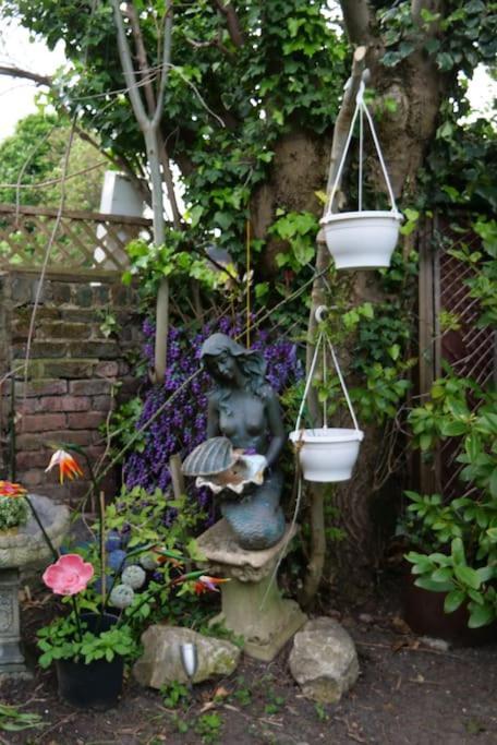 Apartment Charming Garden Hideaway! London