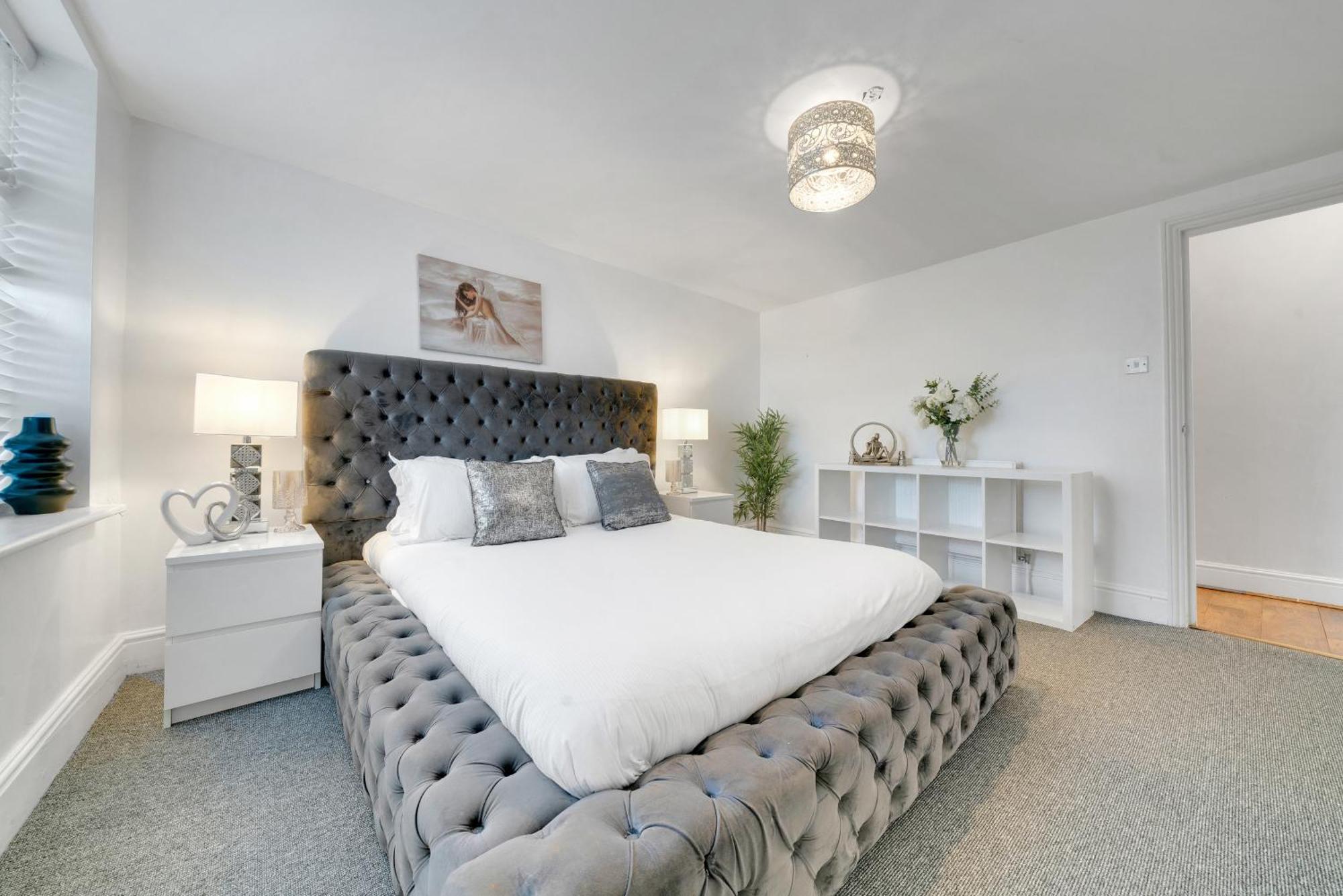 Spacious 2 Bedroom Near Excel & Canary Wharf With Free Gated Parking