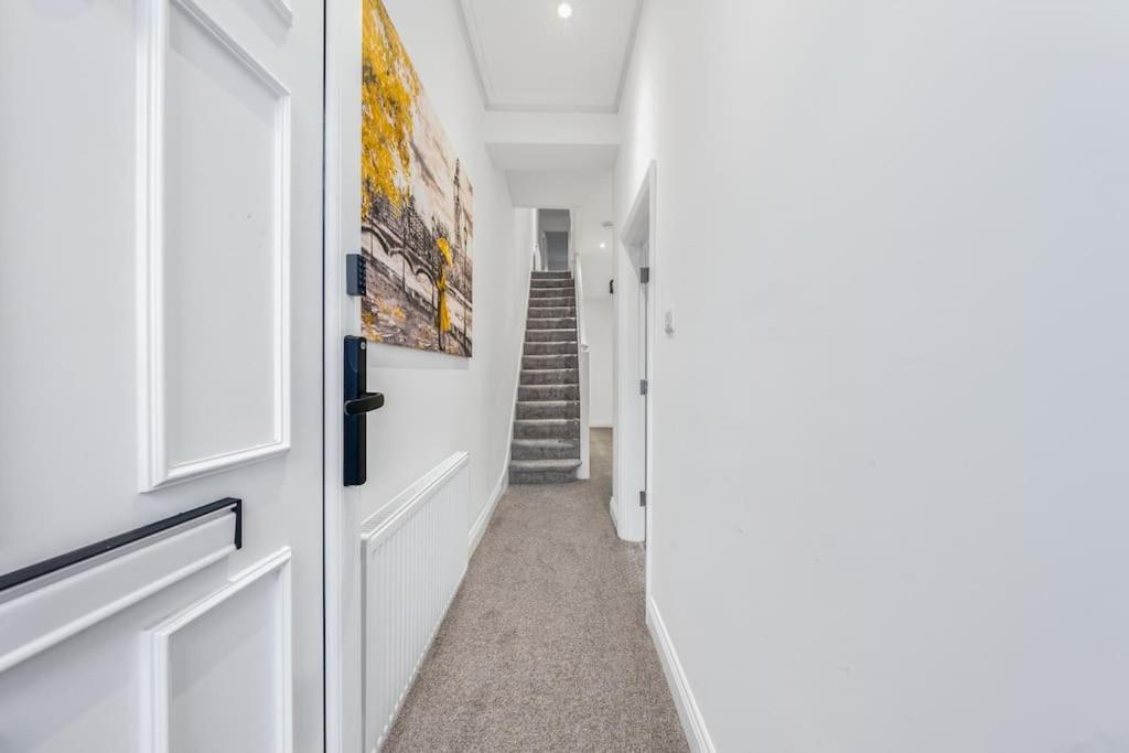 Brand New Cricklewood Zone 2 Modern * Londres