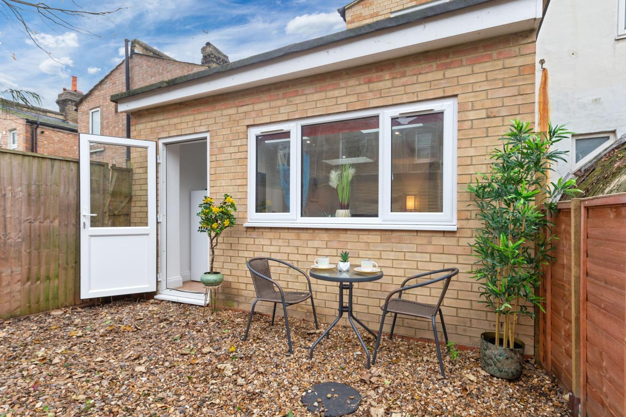 Immaculate 2-bed Escape- Sleeps 6- Garden & Parking - 15 Mins To Central- Save 20 Percent Weekly! Apartamento Londres