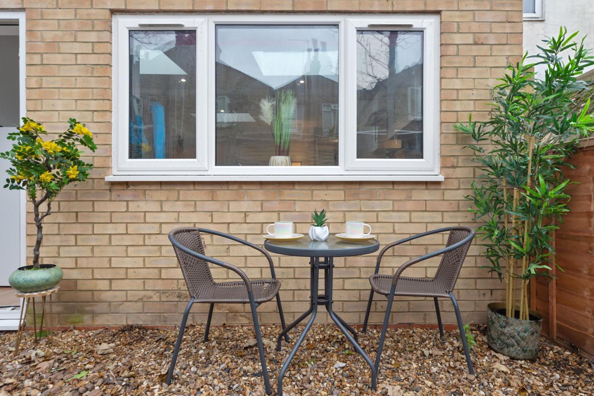 Immaculate 2-bed Escape- Sleeps 6- Garden & Parking - 15 Mins To Central- Save 20 Percent Weekly!