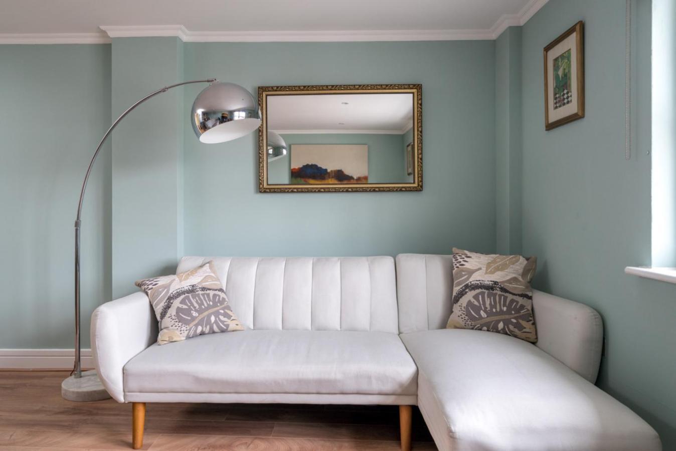 Modern Luxury Apartment, Sleeps Five, Barons Court Londen