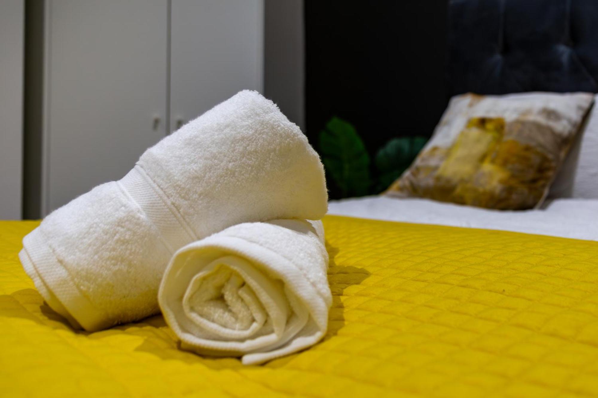 Immaculate 2-bed Escape- Sleeps 6- Garden & Parking - 15 Mins To Central- Save 20 Percent Weekly! *