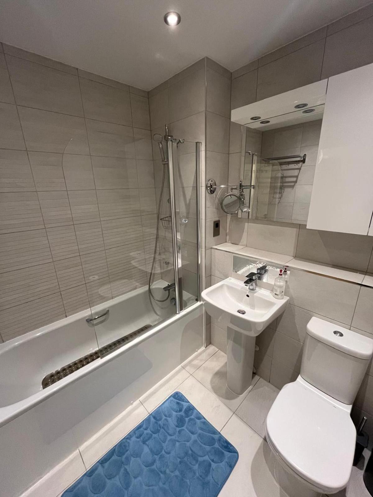 Bright And Comfy 3 Bed Appartement *