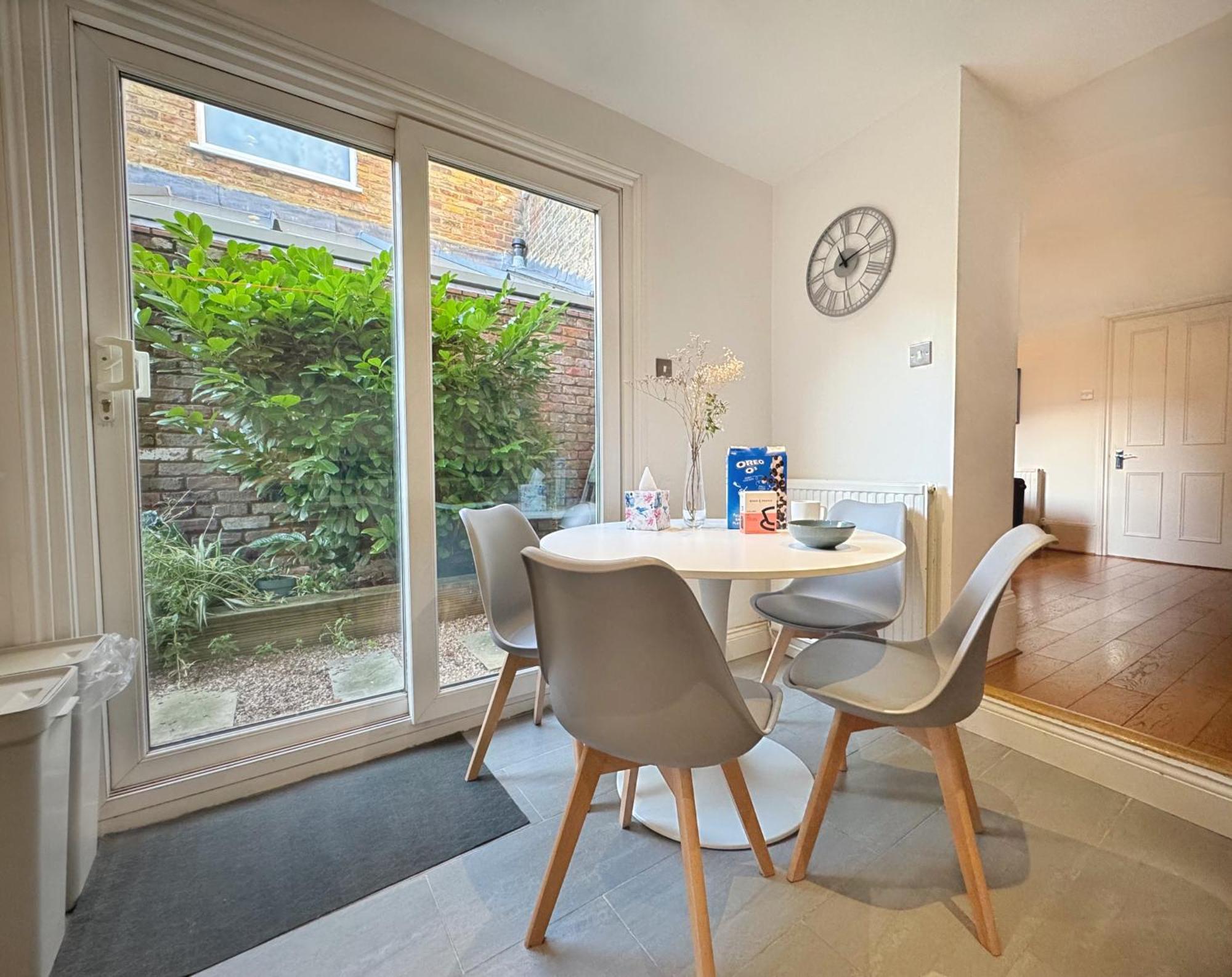 Apartment Artsy & Bright Hammersmith 1b1b, Up To 4 People