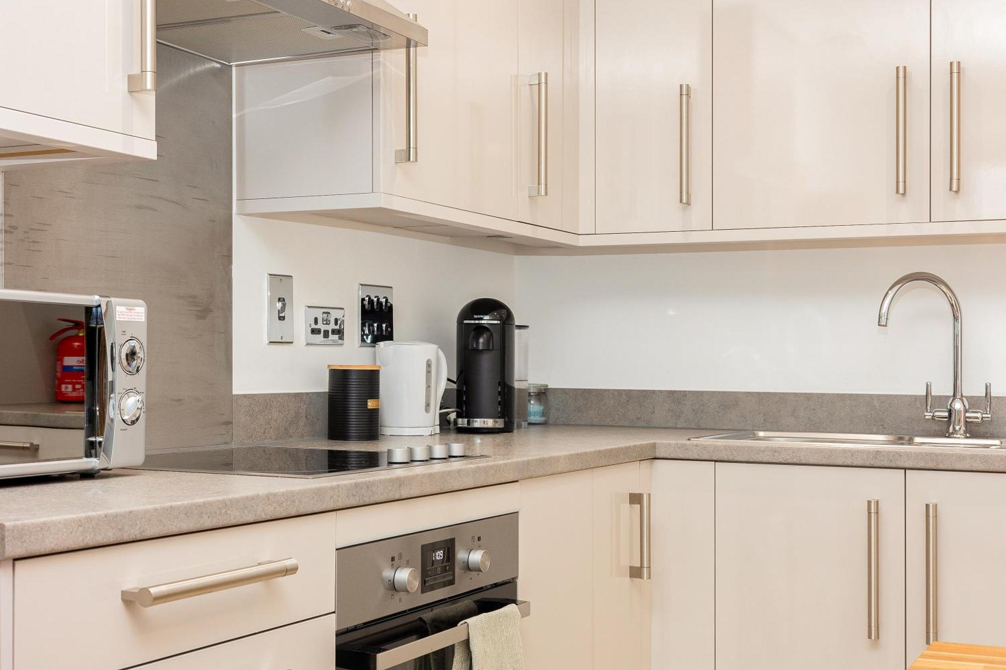 Modern 1br With Balcony & View, Wandsworth Appartement *