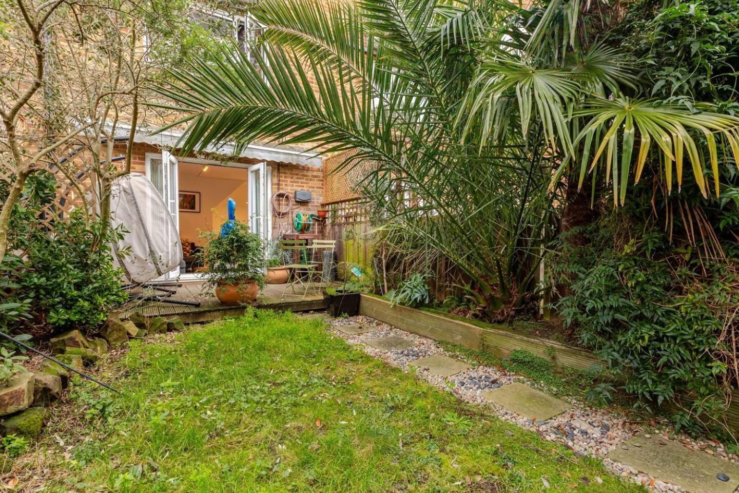 Charming 2-bed Garden Flat Appartement