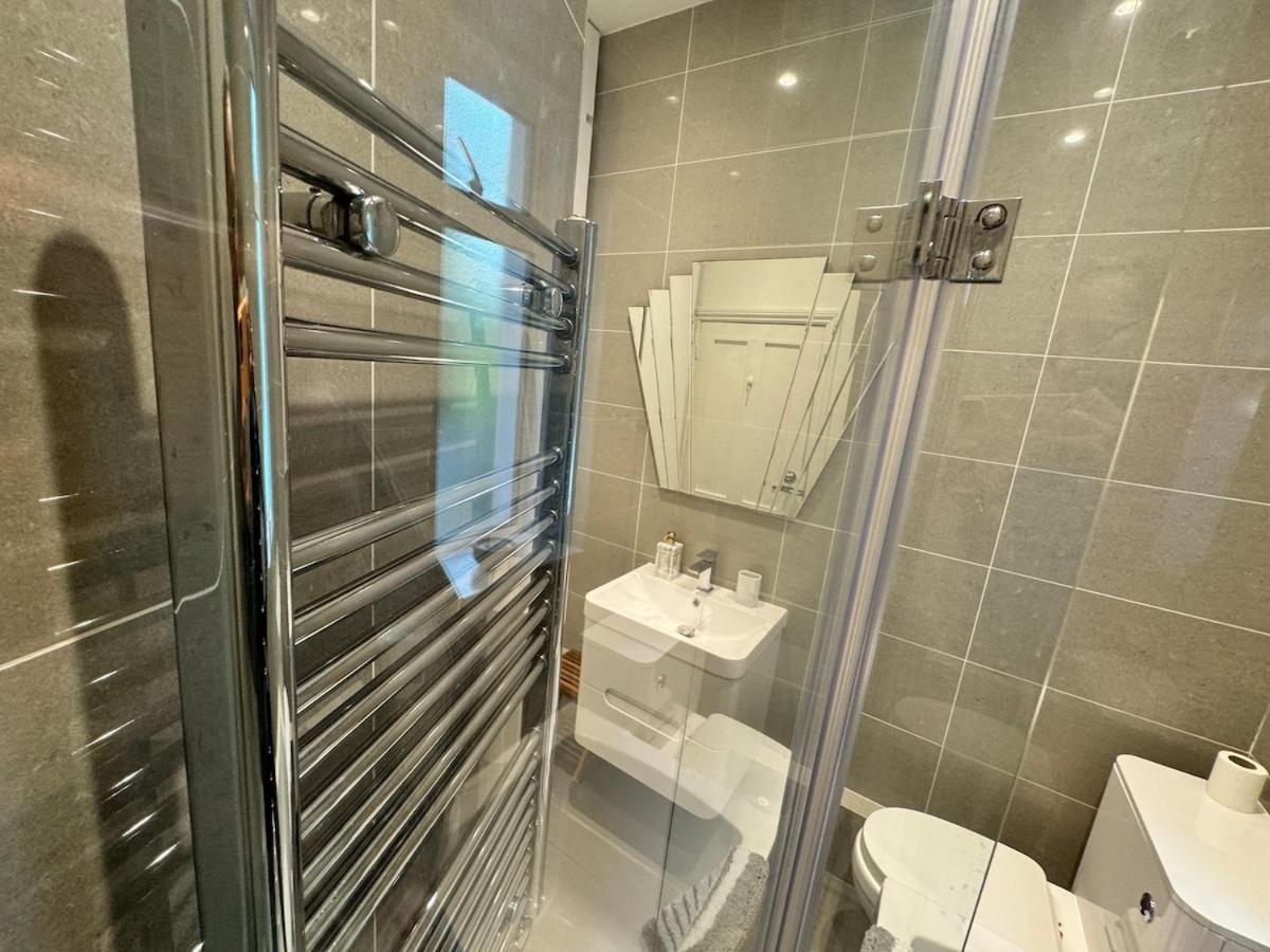Exceptionally Large Newly-refurbished 1-bed Flat In Hither Appartement *