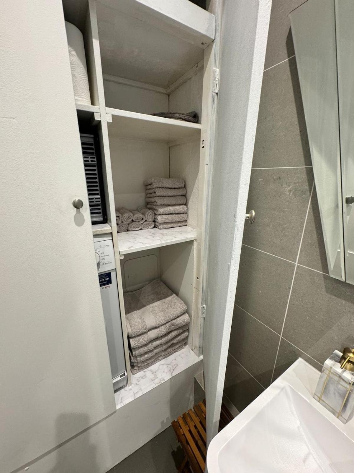 Exceptionally Large Newly-refurbished 1-bed Flat In Hither Appartement Londres