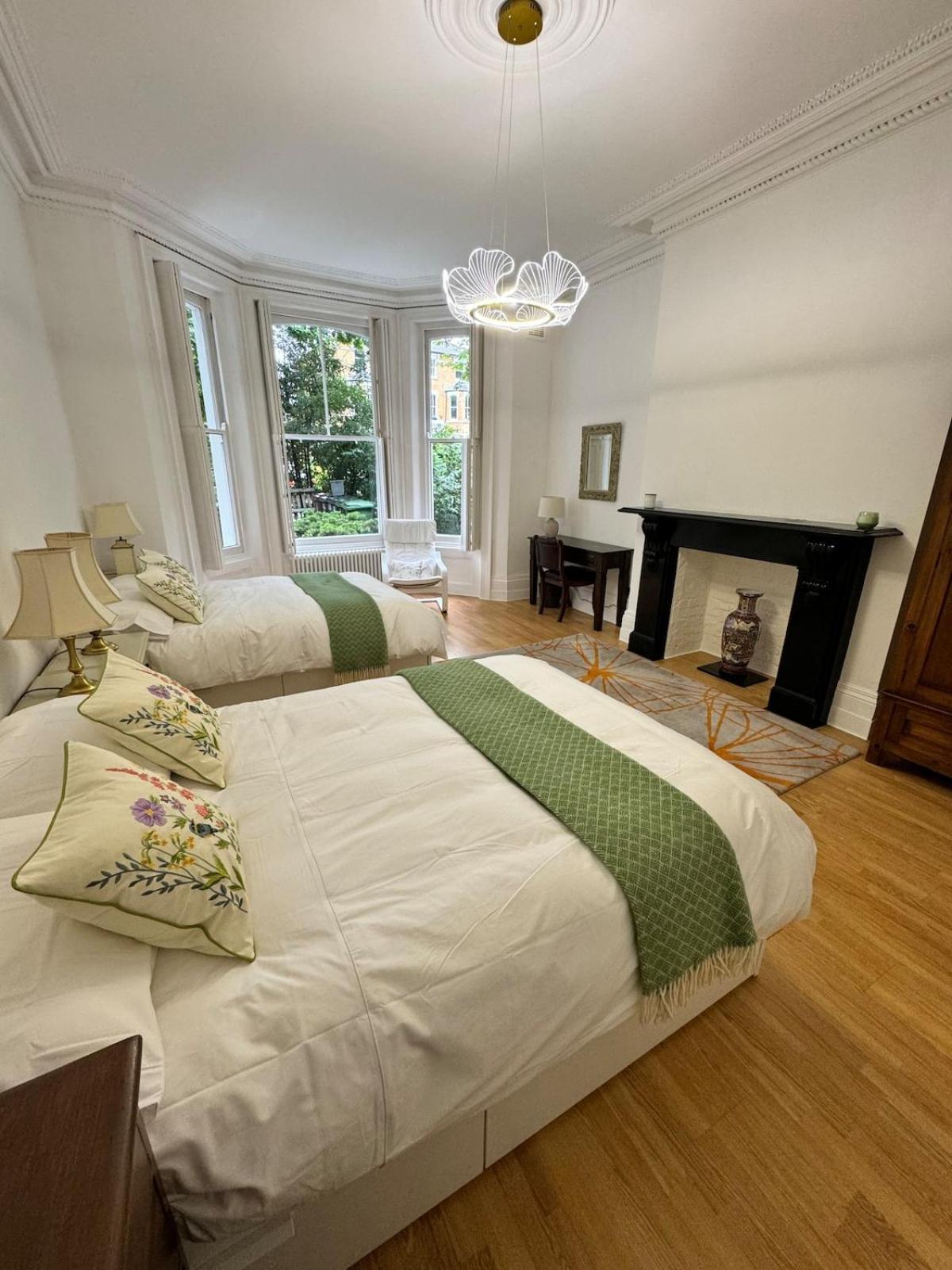 Exceptionally Large Newly-refurbished 1-bed Flat In Hither * Londres