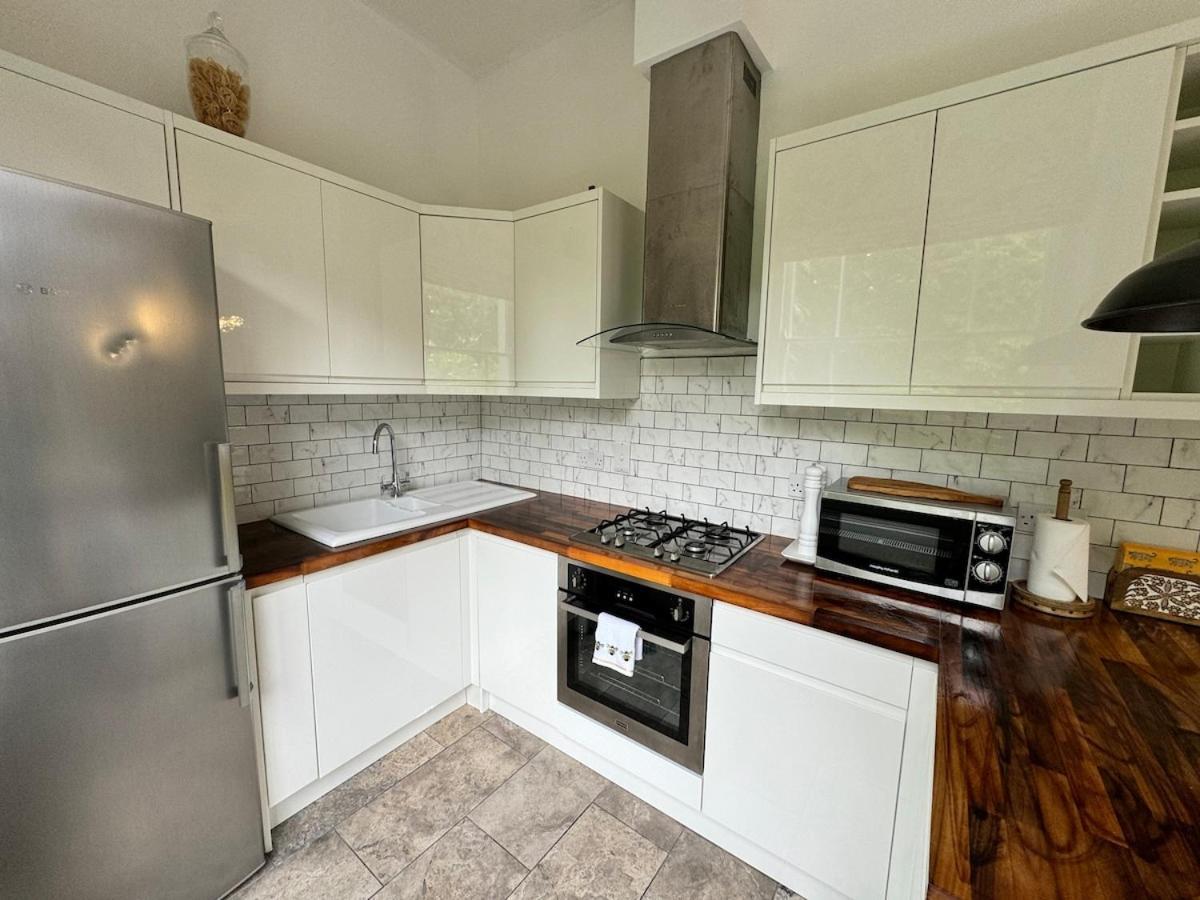 Appartement Exceptionally Large Newly-refurbished 1-bed Flat In Hither Londres