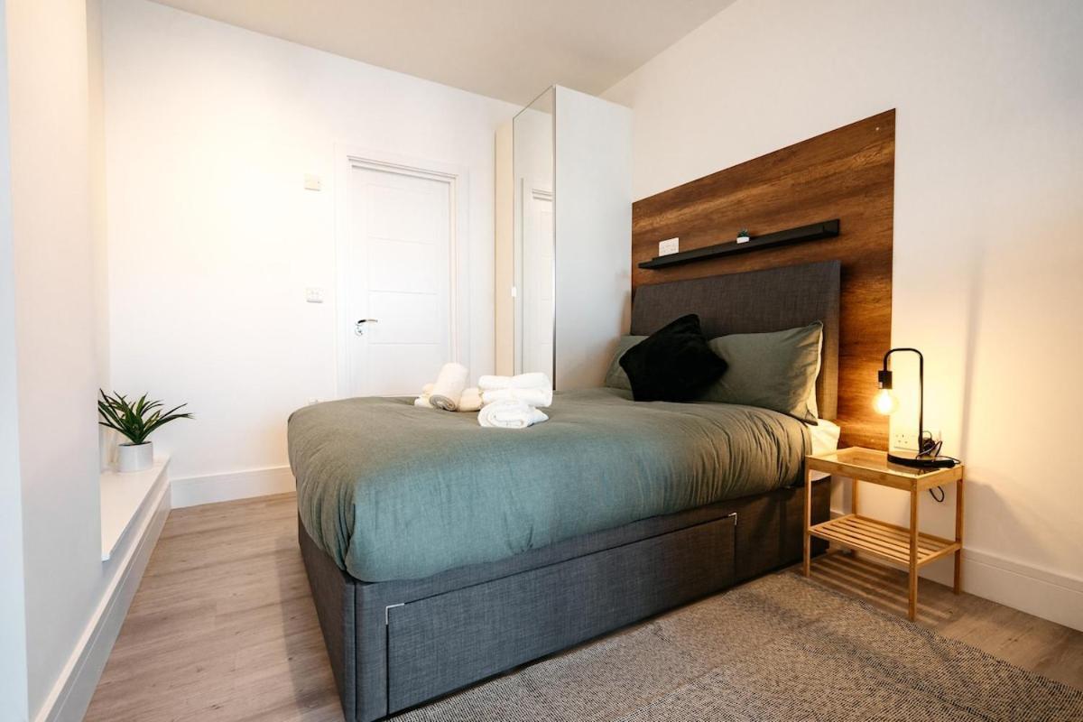Modern & Cozy Near Fields Station *