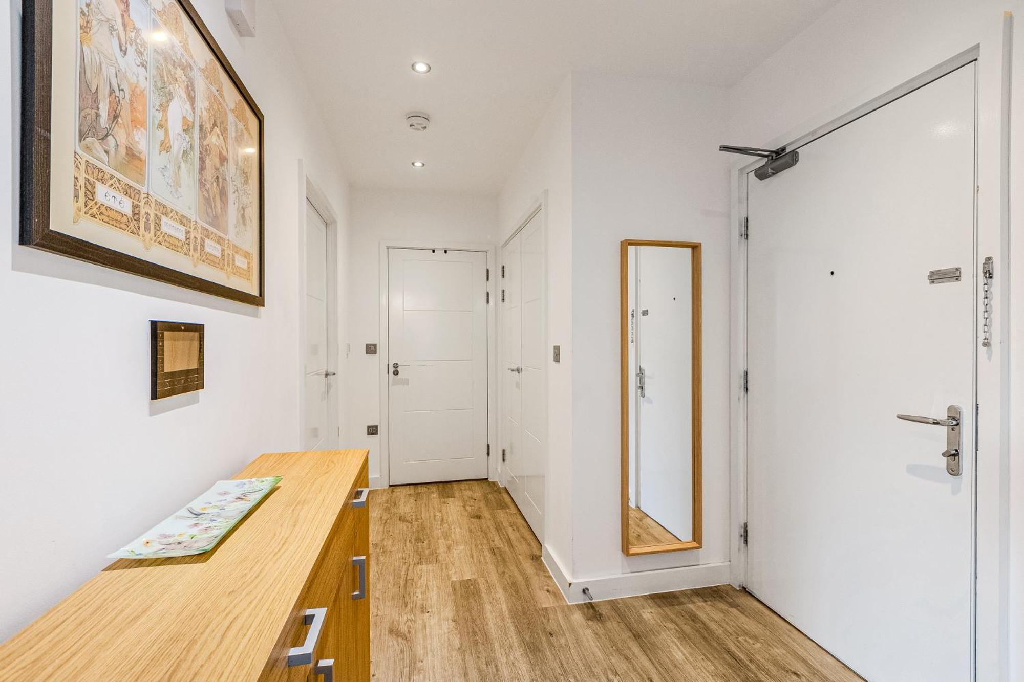 Bright 1 Bdr With Terrace & Great Travel Links Apartamento *