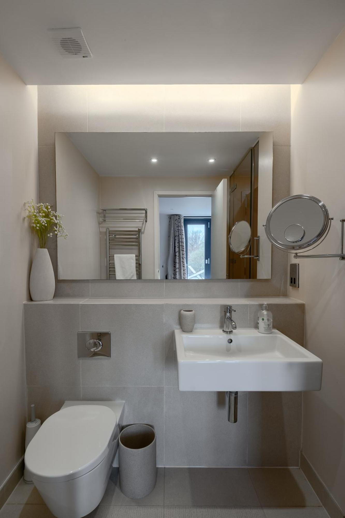 Modern, Fully Furnished Apartment With Ensuite, Private Balcony And Elevator In Notting Hill Appartement