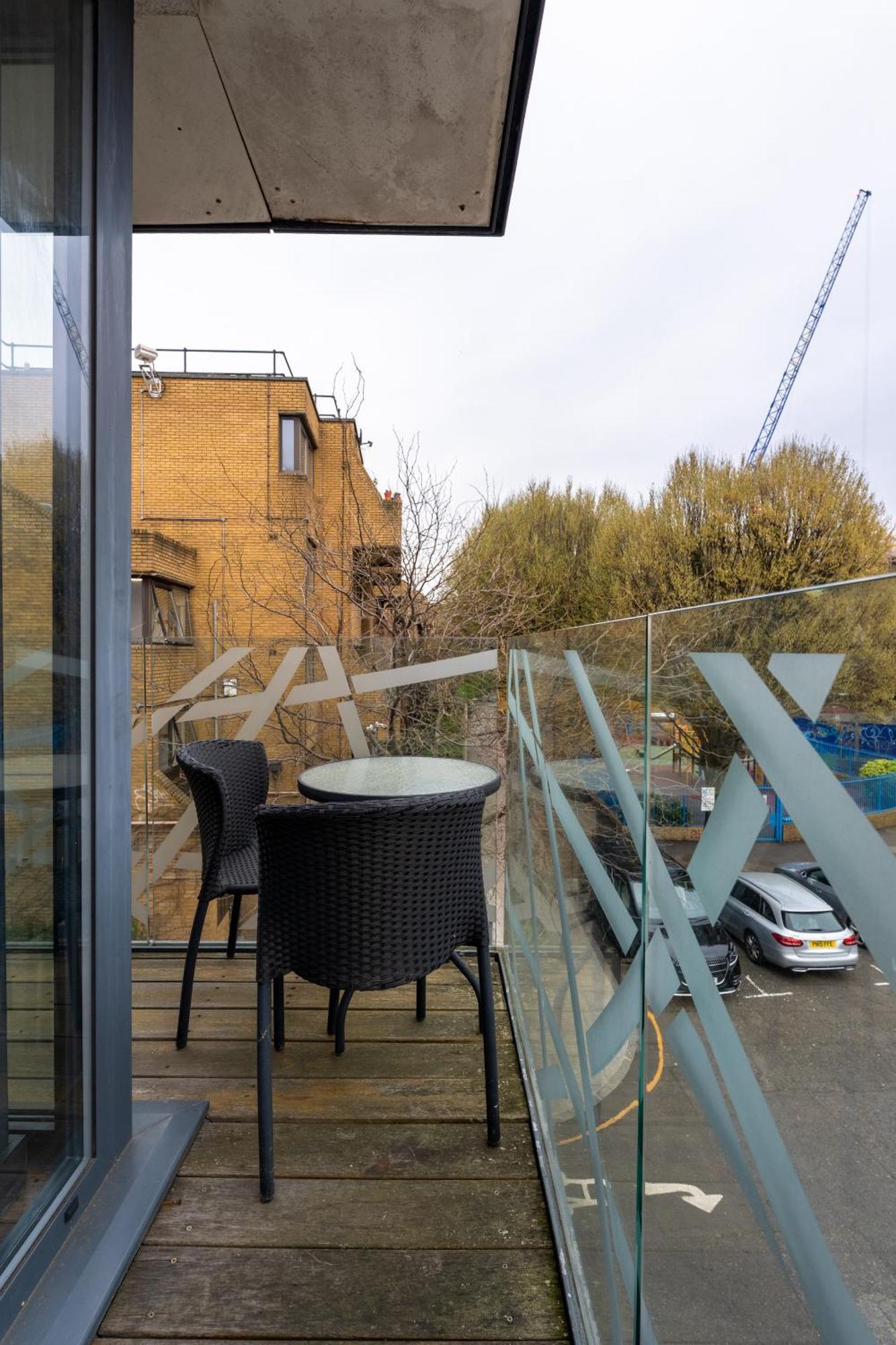 Modern, Fully Furnished Apartment With Ensuite, Private Balcony And Elevator In Notting Hill Appartement Londen