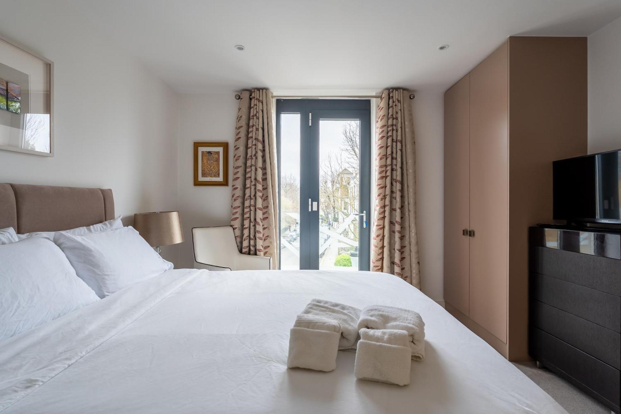 Modern, Fully Furnished Apartment With Ensuite, Private Balcony And Elevator In Notting Hill Appartement