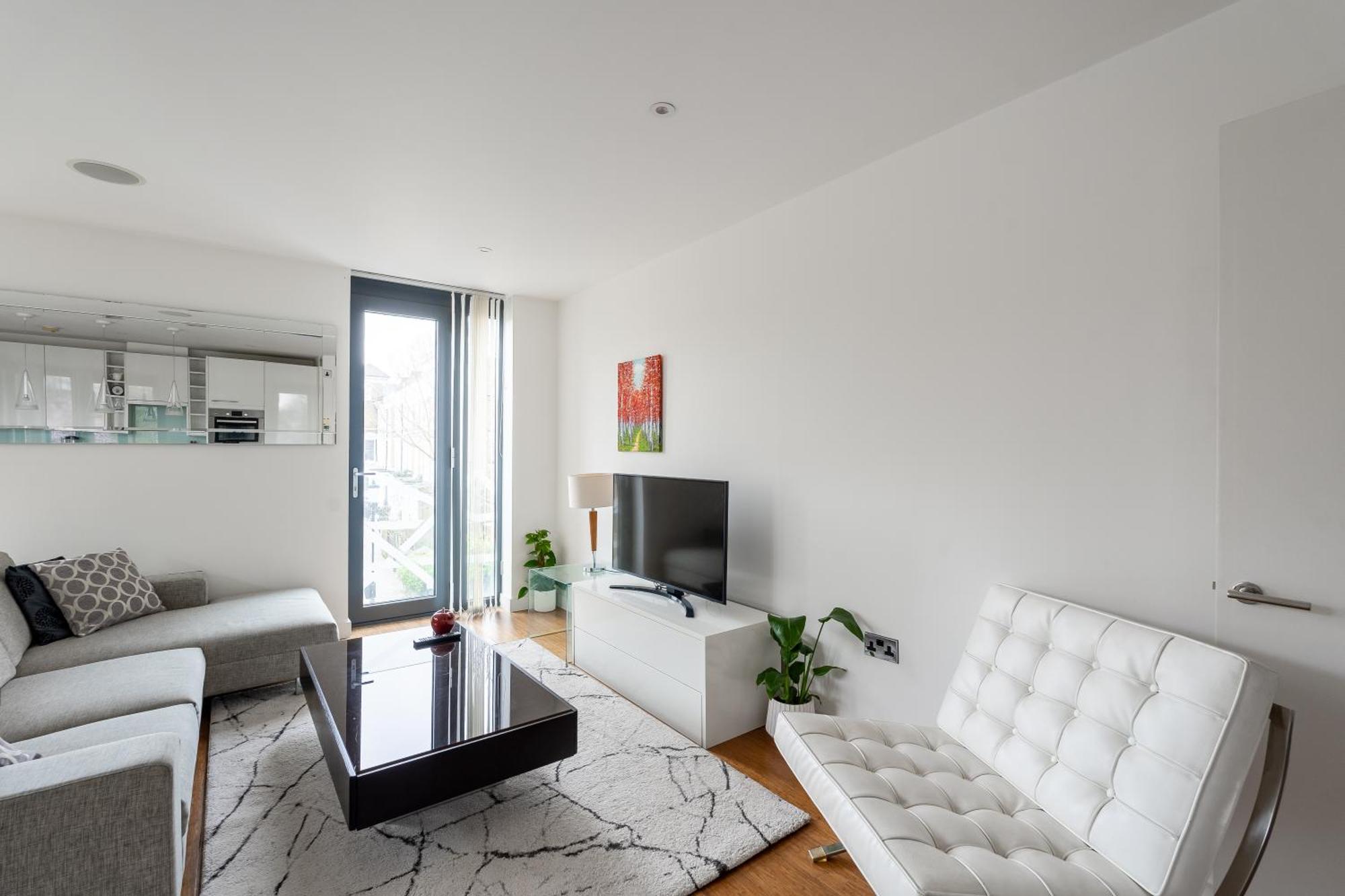 Appartement Modern, Fully Furnished Apartment With Ensuite, Private Balcony And Elevator In Notting Hill Londen