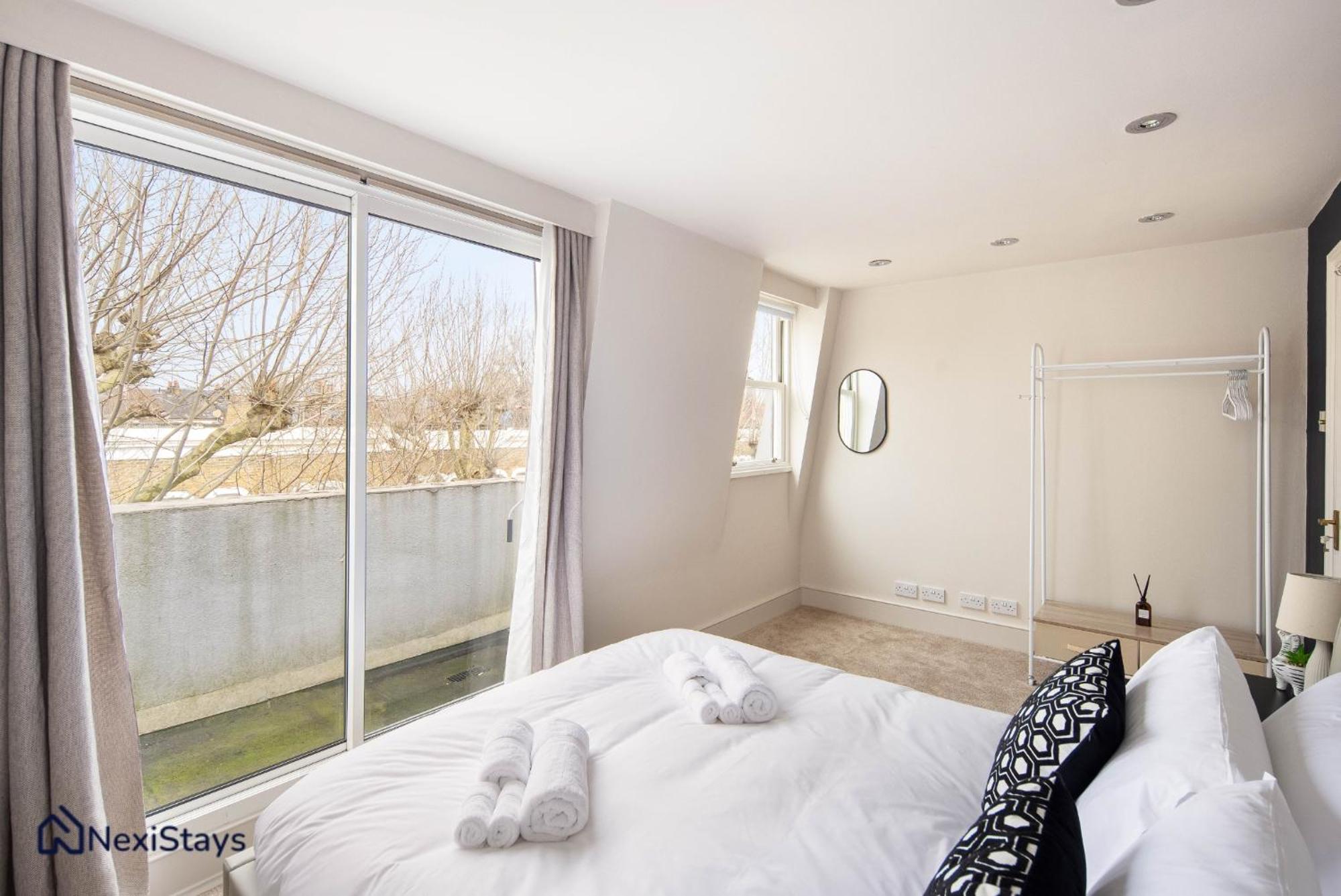10 Mins Walk To The Oval, The Kennington Retreat *