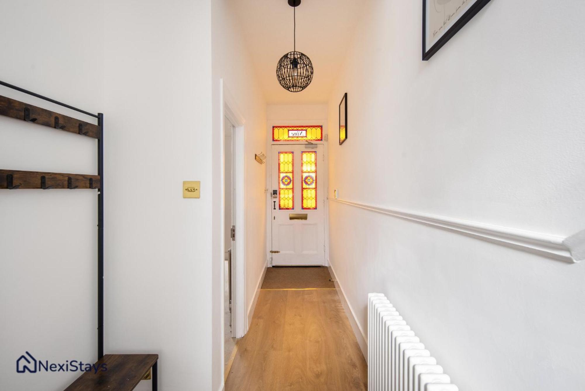 10 Mins Walk To The Oval, The Kennington Retreat *