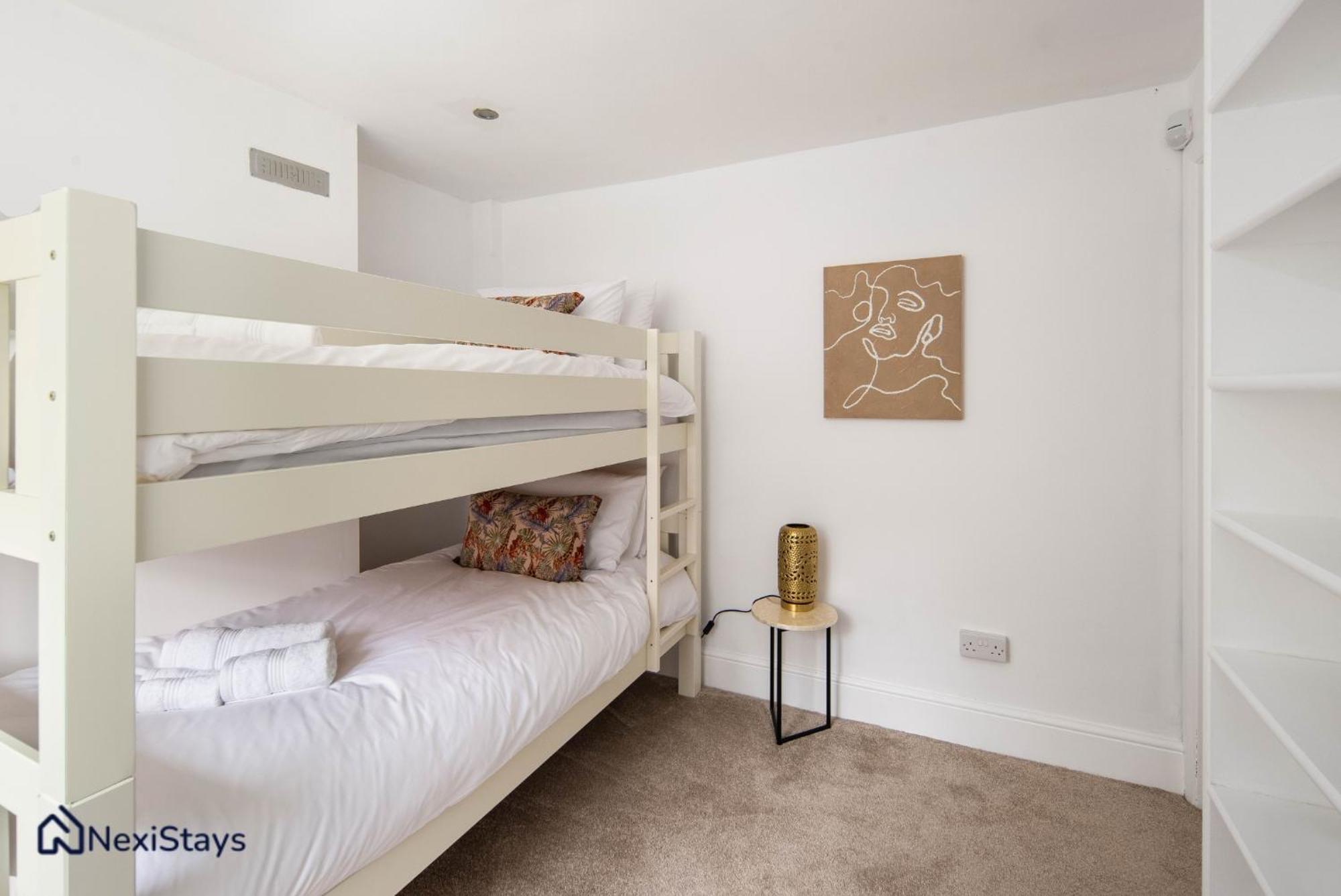 10 Mins Walk To The Oval, The Kennington Retreat