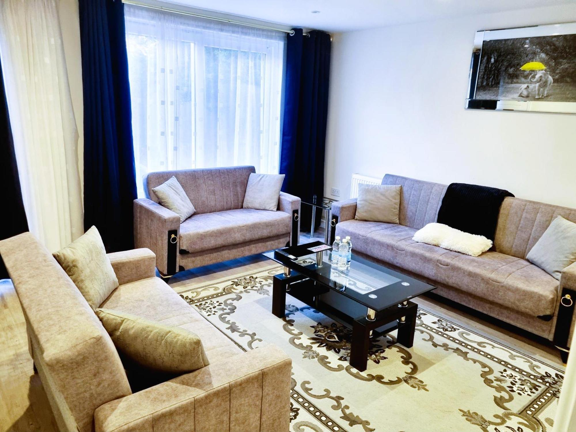 3bed 2bath House-free Parking-hi Speed Wifi-garden-entire Home-2mins From Train Station Casa de férias Londres