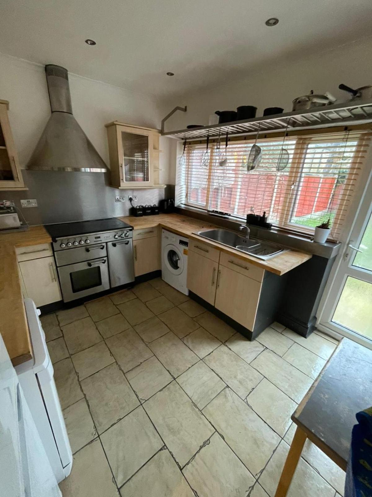 Full 3 Bedroom House 3 Floors Apartment
