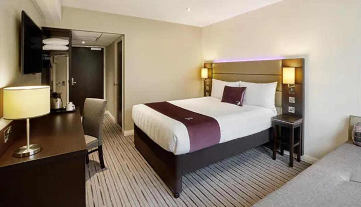 Ensuite In Farringdon Road, *