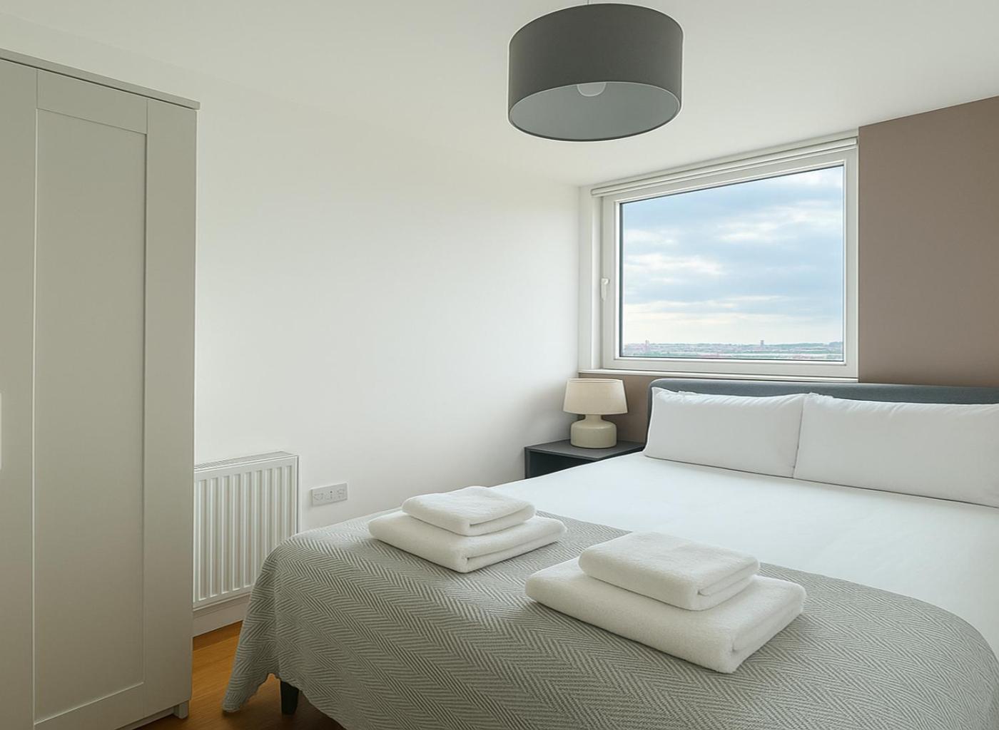 2 Bed Flat Near Westfield Apartment London